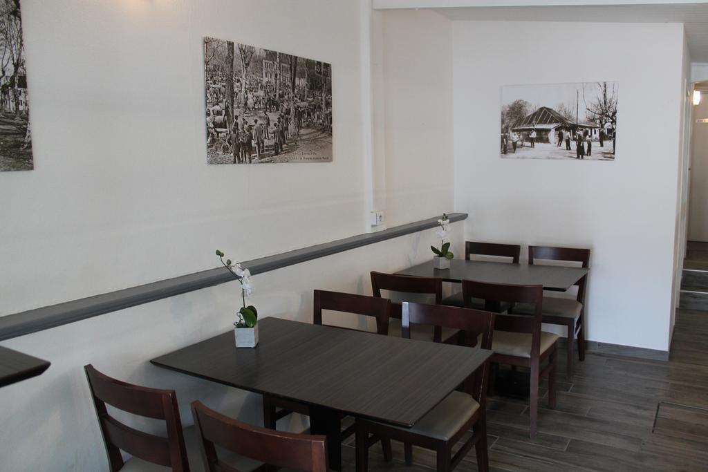 Готель La Hourquie Cafe Morlaas Екстер'єр фото