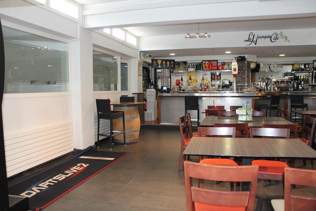 Готель La Hourquie Cafe Morlaas Екстер'єр фото