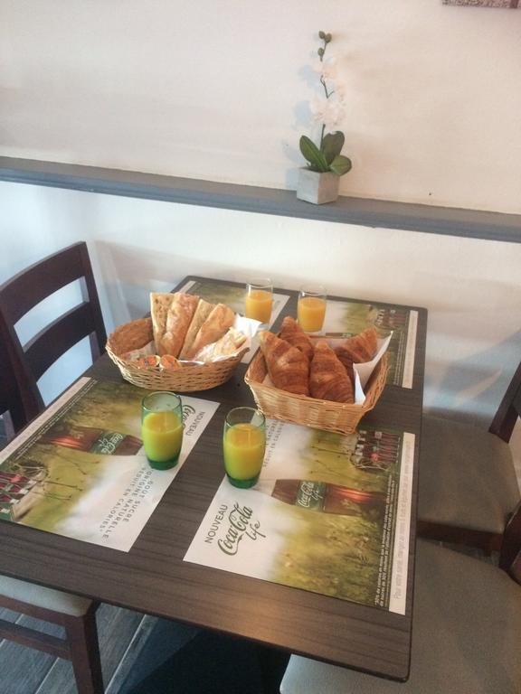 Готель La Hourquie Cafe Morlaas Екстер'єр фото