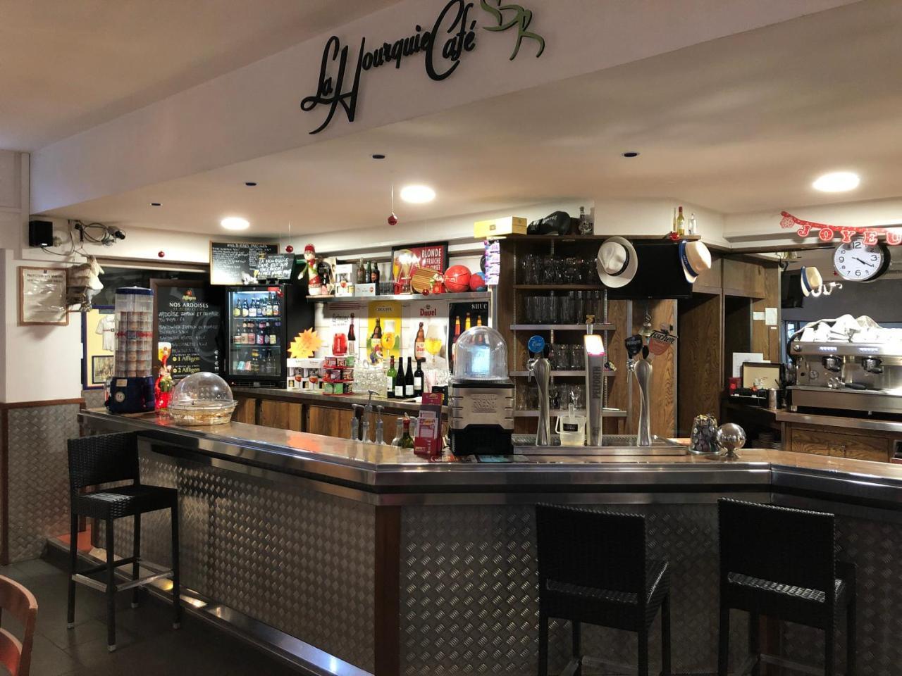 Готель La Hourquie Cafe Morlaas Екстер'єр фото