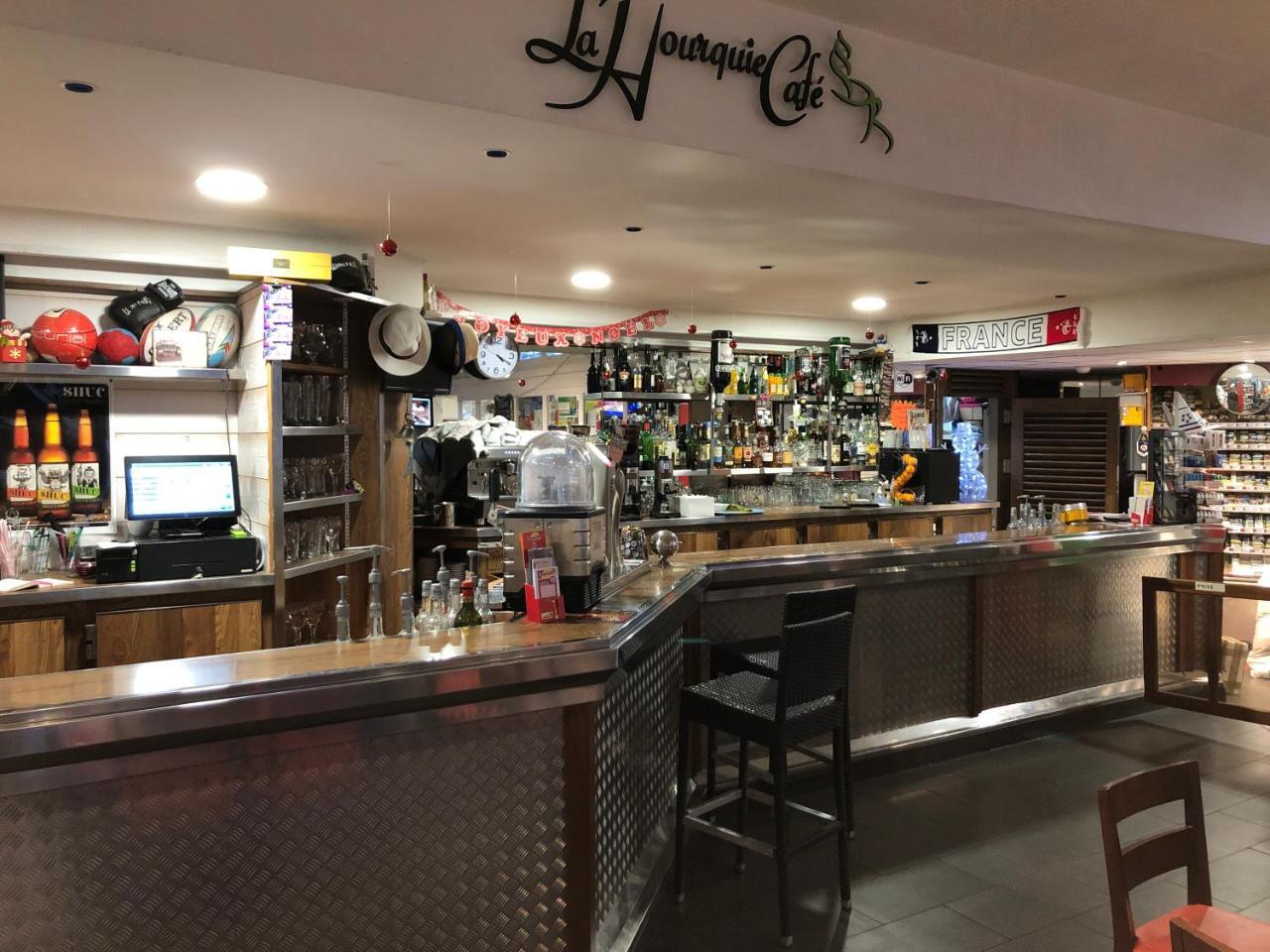 Готель La Hourquie Cafe Morlaas Екстер'єр фото